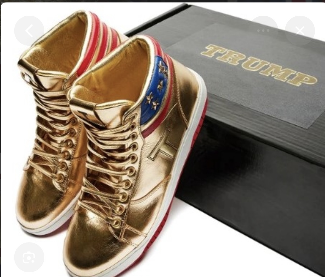 Złote sneakersy z motywem Trump